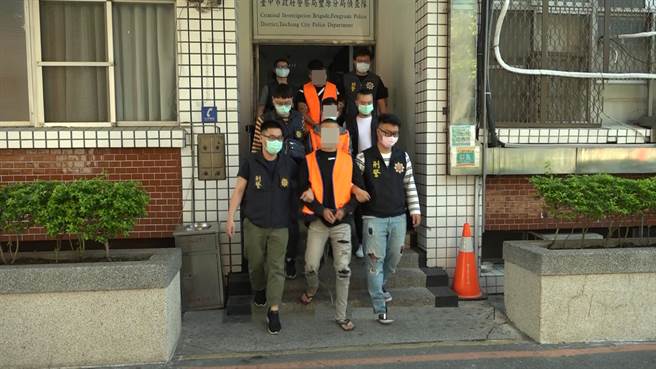 豐原警方逮捕「白狗幫」鄧姓主嫌及其同夥等9人到案。（豐原分局提供／王文吉台中傳真）