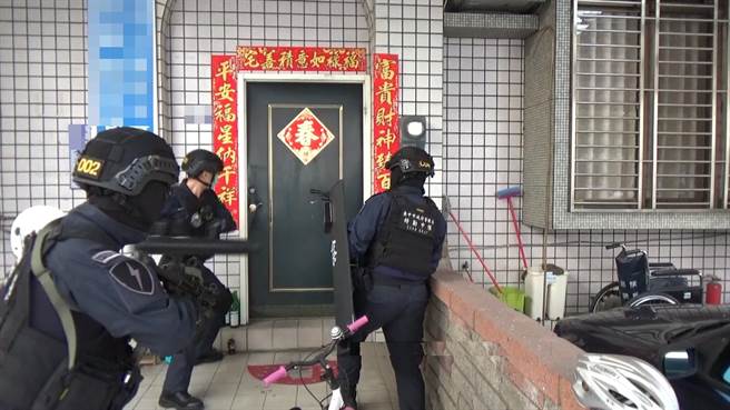 警方荷槍實彈破門攻堅，瓦解「白狗幫」討債集團。（豐原分局提供／王文吉台中傳真）