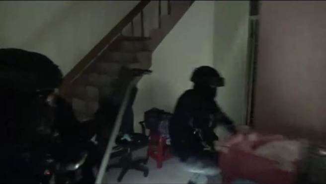 警方荷槍實彈破門攻堅，瓦解「白狗幫」討債集團。（豐原分局提供／王文吉台中傳真）