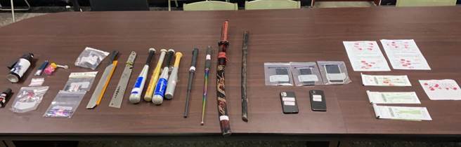 警方瓦解「白狗幫」討債集團，查扣刀械、毒品及幫服等相關證物。（豐原分局提供／王文吉台中傳真）