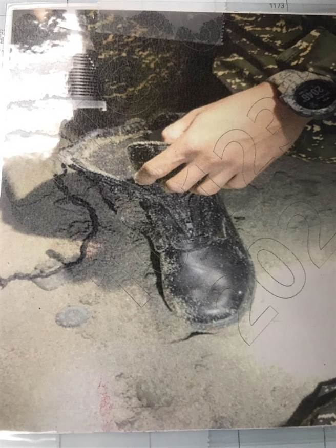 空军2架F-5E战斗机22日坠毁旭海外海，造成中尉罗尚桦殉职、上尉潘颖谆失踪，稍早军方指出，在九棚大沙漠岸际发现1只鞋子飞行员的鞋子。（谢佳潾摄）