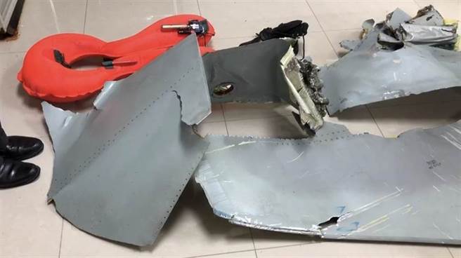 搜救人员也在距离发现弹射椅的3.5公里处发现救生衣、机体残骸。（谢佳潾摄）