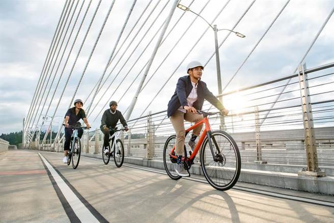 （台北君悦酒店宣布携手Gogoro Eeyo电动自行车，即日起至4月19日推出「单车逸游】住房专案，房客可骑乘价值13.9万元电动自行在城市小旅行。图／台北君悦酒店）　