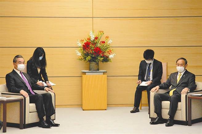 中国现代国际关系研究院副院长、研究员胡继平23日在《环球时报》以〈日本对华的「心结」该打开了〉为题撰文称，日本与其担心别国「报復」而难以释怀，甚至因此错过合作机遇，不如採取更积极的态度。图为日本首相菅义伟（前右）昔在东京会见访日的大陆外交部长王毅。（中新社资料照）