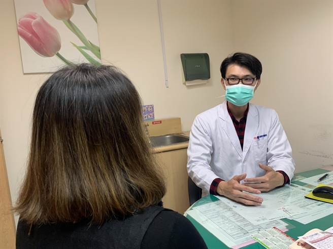 52歲婦因尿失禁問題感到困擾，光田綜合醫院婦產科醫師蘇棋楓(右)為患者進行薇薇電波療程改善。（陳淑娥攝）