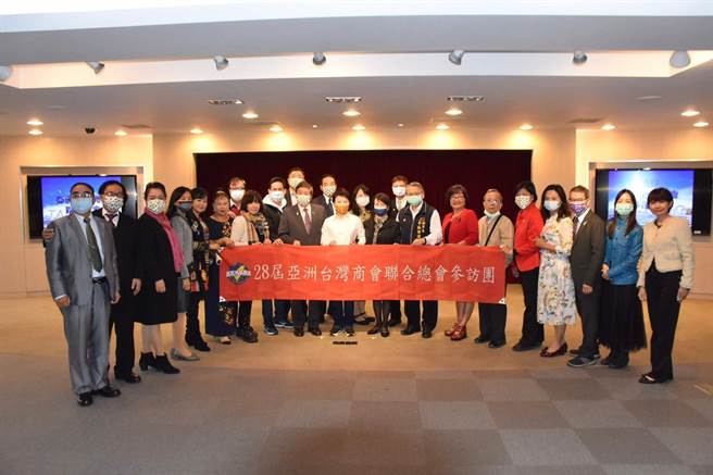 亚洲台湾商会联合总会由总会长刘树添率团拜会台中市政府。（台中市府提供／卢金足台中传真）