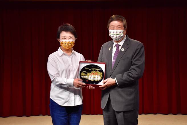 亚洲台湾商会联合总会由总会长刘树添率团拜会台中市长卢秀燕，看好台中投资潜力。（台中市府提供／卢金足台中传真）