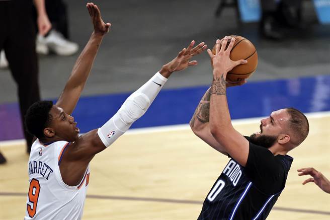 独行侠有意在交易截止日前透过交易从魔术手中获得佛尼耶(右)。(美联社资料照)