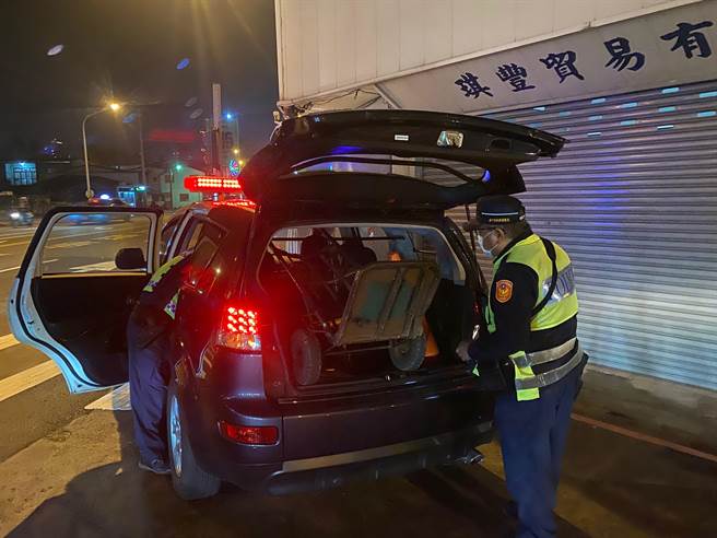 员警得知68岁洪妇弱视，且住处还有一公里远，遂驾驶巡逻车护送洪妇平安回到辖内住处休息。（台中市第三分局提供／冯惠宜台中传真）