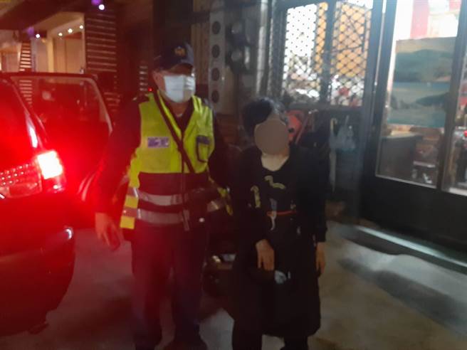 员警得知68岁洪妇弱视，且住处还有一公里远，遂驾驶巡逻车护送洪妇平安回到辖内住处休息。（台中市第三分局提供／冯惠宜台中传真）