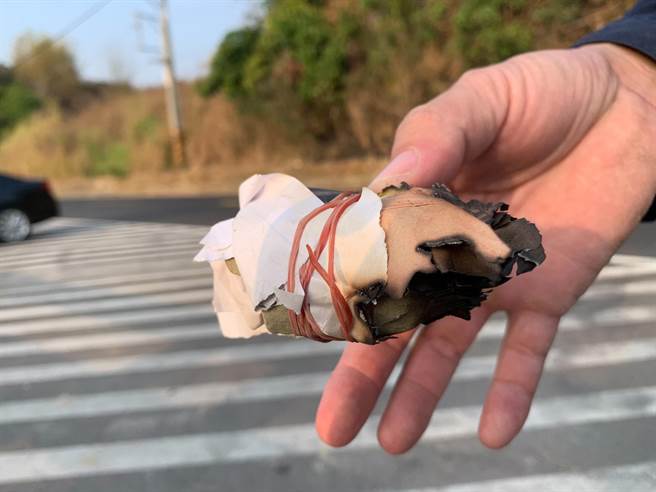 旗尾第三登山口附近草丛日前大火，警消在附近找到引燃器。（翻摄照片／林瑞益高雄传真）