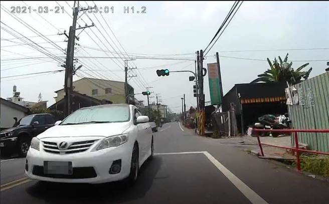 1名网友骑机车遭遇对向轿车跨越双黄线超车，但对方驾驶疑似不把机车看在眼里，竟完全不减速、不靠边穿过机车身旁，导致机车的后照镜当场被撞断。（图／翻摄自脸书「爆料公社」）