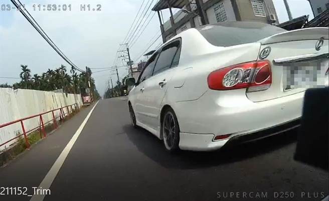 1名网友骑机车遭遇对向轿车跨越双黄线超车，但对方驾驶疑似不把机车看在眼里，竟完全不减速、不靠边穿过机车身旁，导致机车的后照镜当场被撞断。（图／翻摄自脸书「爆料公社」）