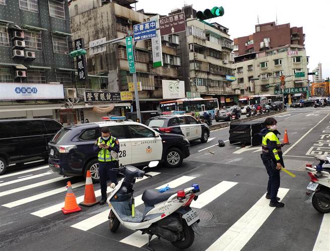 北市信义区松山路、福德街口发生死亡车祸。（翻摄画面）
