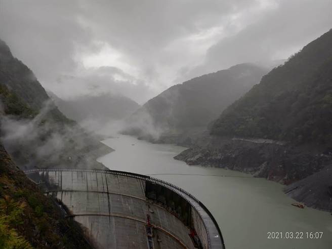 德基水庫集水區持續降雨，水位下降稍有趨緩，但仍入不敷出。（台電提供／王文吉台中傳真）