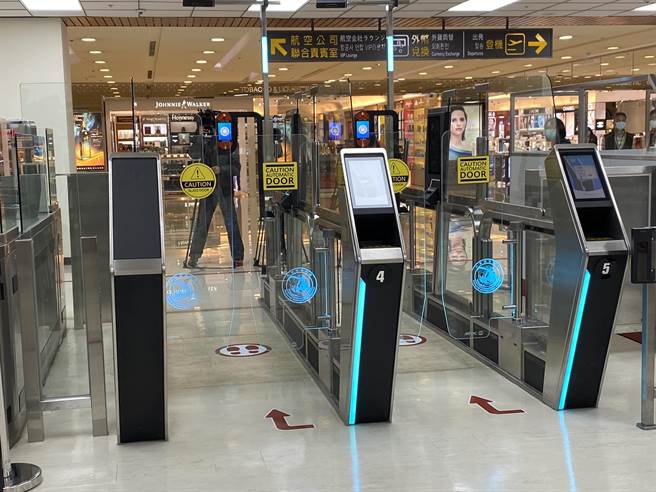 交通部在松山机场试办「3e PASS」智慧通关。（陈佑诚摄）