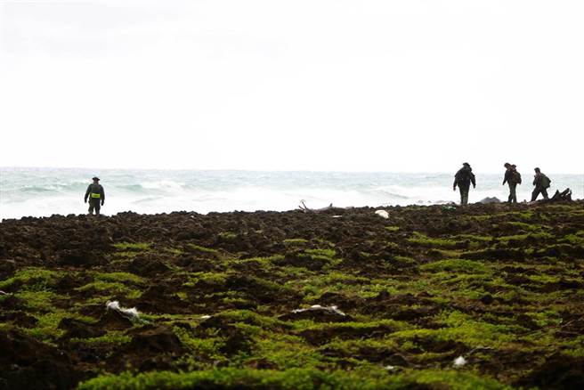 搜救人員不放棄岸際搜尋。（謝佳潾攝）