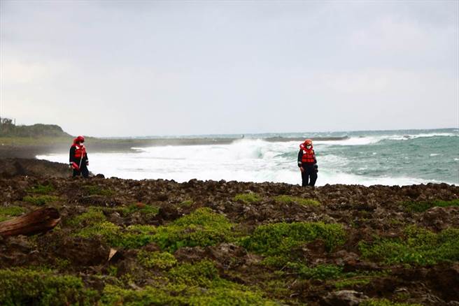 搜救人員不放棄岸際搜尋。（謝佳潾攝）
