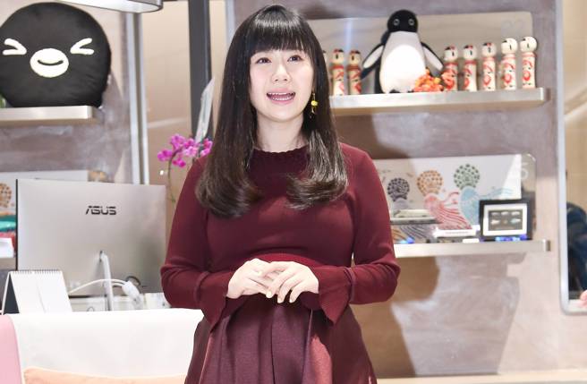 日媒认为江宏杰送行丈母娘，让好感度暴增，跟福原爱形成反差。(翻摄自江宏杰微博)