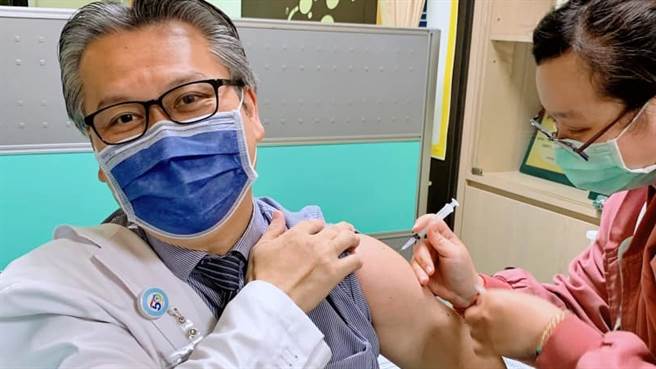 ICU医师陈志金在脸书分享昨日施打AZ疫苗的状况，透露接种过后会有口渴想喝水的状况。（图／翻摄自ICU医生陈志金）