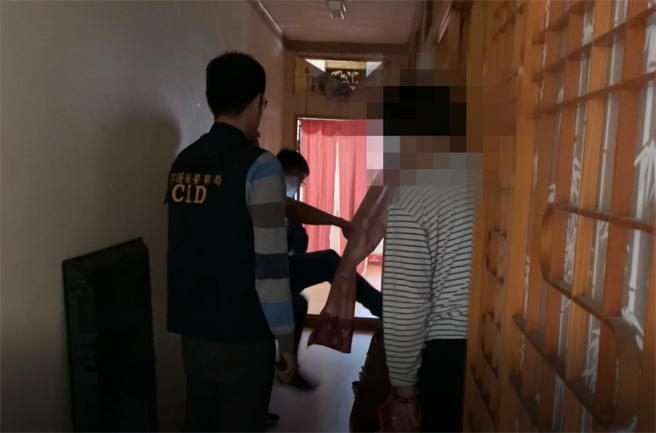  花莲警方多月追查及跟监埋伏搜证，日前持搜索票前往张嫌住所执行搜索。（花莲县警局提供／罗亦晽花莲传真）