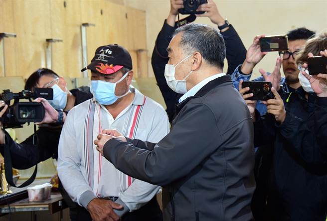 國防部長邱國正拈唁殉職飛官羅尚樺。（莊哲權攝）