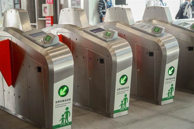 民眾必须持电子票证（悠游卡、一卡通及爱金卡）进出车站，试营运期间免费搭乘。（卢金足摄）