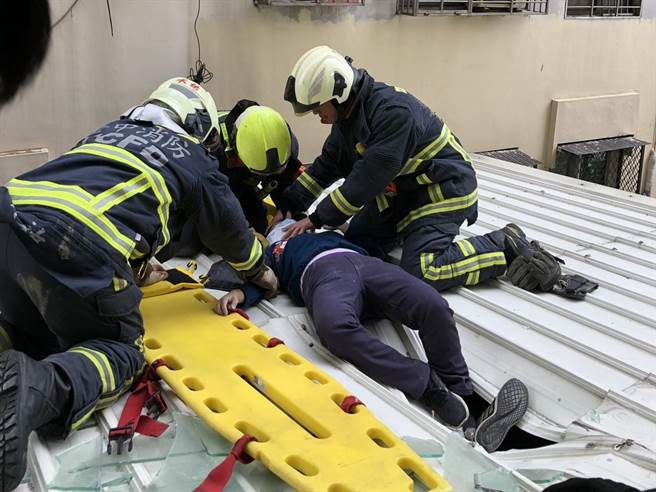 50岁江女自7楼坠楼掉落3楼遮雨棚，所幸受轻伤，经送医无大碍。（民眾提供／陈淑芬台中传真）
