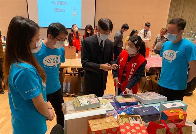 （12家社福团体参与公益商品交流分享会，向台新银行员工推广介绍自家商品。图／台新银行公益慈善基金会提供）