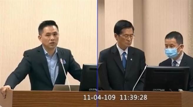 陈以信去年质询前国防部长严德发时，要求速换新型弹射椅。（图／摘自陈以信YouTube）