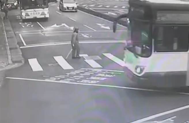 在信义区过马路被公车辗毙的老妇人最后身影。（截自影像/民眾提供）