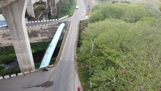 国道三号桥下彰化市宝廍路无名铁桥为一座60、70年歷史的简易铁桥，桥宽仅5米5，形成交通瓶颈，来往大型车辆无法会车。（民眾提供／谢琼云彰化传真）