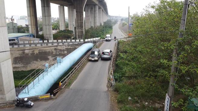 国道三号桥下彰化市宝廍路无名铁桥为一座60、70年歷史的简易铁桥，桥宽仅5米5，形成交通瓶颈，来往大型车辆无法会车。（民眾提供／谢琼云彰化传真）