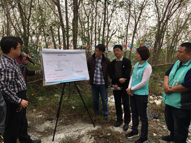 立委黄秀芳（右二）、三河局局长白烈燑（右三）与地方人士到场听取铁桥拓宽改建工程简报。（立委服务处提供／谢琼云彰化传真）