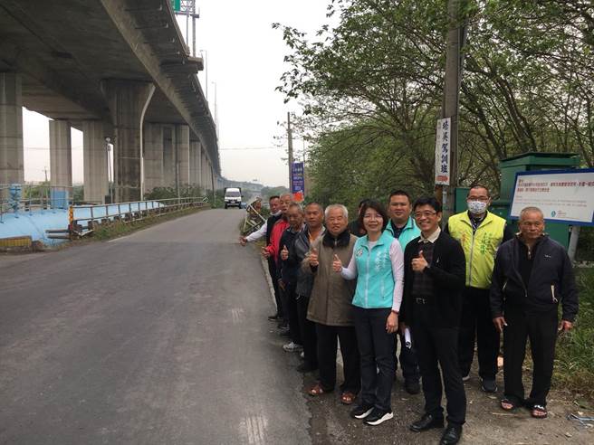 国道三号下方平面道路连结彰化市宝廍路与国圣路的无名铁桥，成为水防道路交通瓶颈多年，亦长期困扰地方居民，经立委黄秀芳（前排右二）多次居中协调，争取到三河局编列经费进行改建拓宽工程，预计6月动工，明年农历年前完工。（立委服务处提供／谢琼云彰化传真）