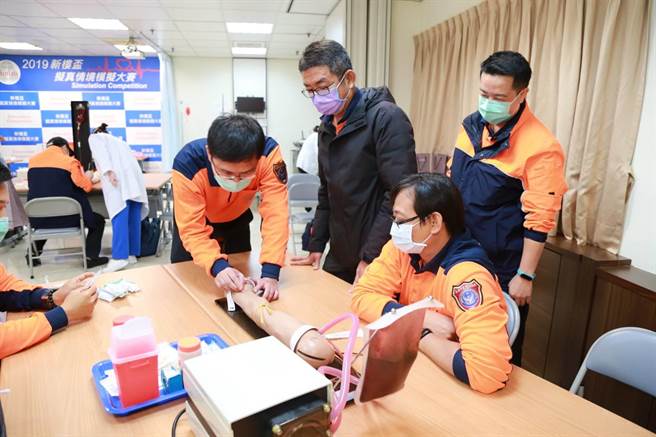 台南消防局第2大队与麻豆新楼医院合作，办理办理静脉注射实务训练。（读者提供／刘秀芬台南传真）