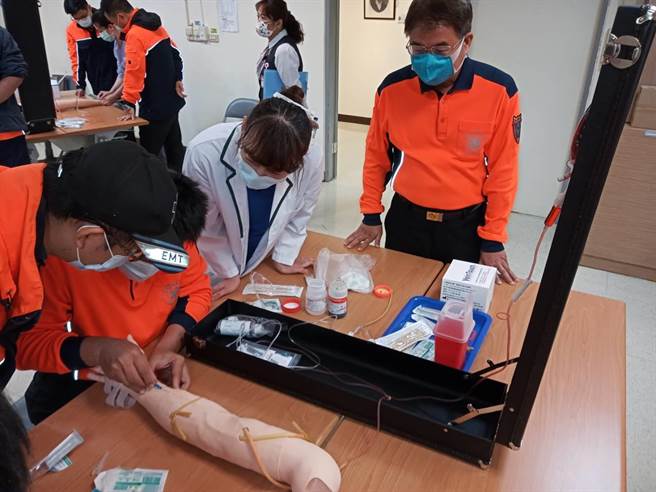 台南消防局第2大队与麻豆新楼医院合作，办理办理静脉注射实务训练。（读者提供／刘秀芬台南传真）
