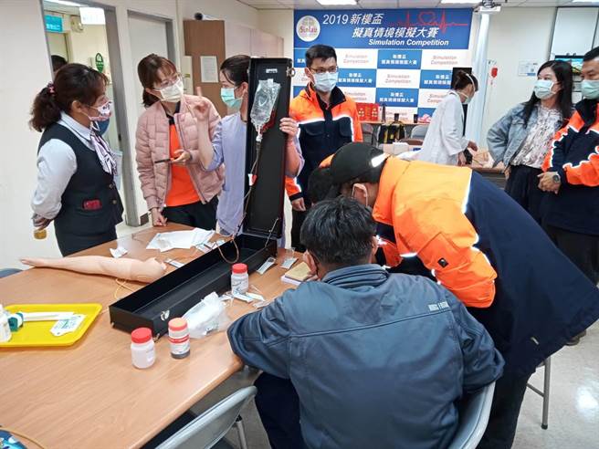 台南消防局第2大队与麻豆新楼医院合作，办理办理静脉注射实务训练。（读者提供／刘秀芬台南传真）