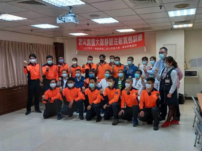 台南消防局第2大队与麻豆新楼医院合作，办理办理静脉注射实务训练。（读者提供／刘秀芬台南传真）