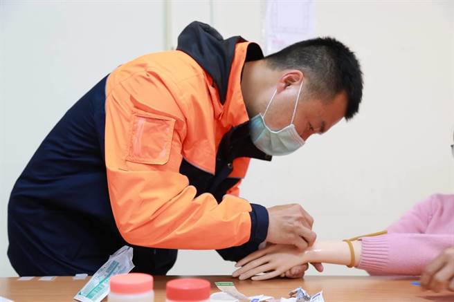 台南消防局第2大队与麻豆新楼医院合作，办理办理静脉注射实务训练。（读者提供／刘秀芬台南传真）