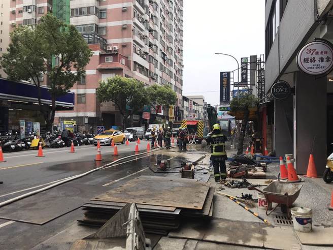 黎明路二段現場瀰漫濃濃瓦斯味，消防灑水警戒中。（警方提供）