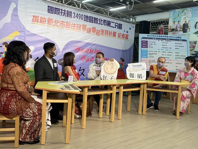 侯友宜充當老師教新住民國語發音。（王揚傑攝）