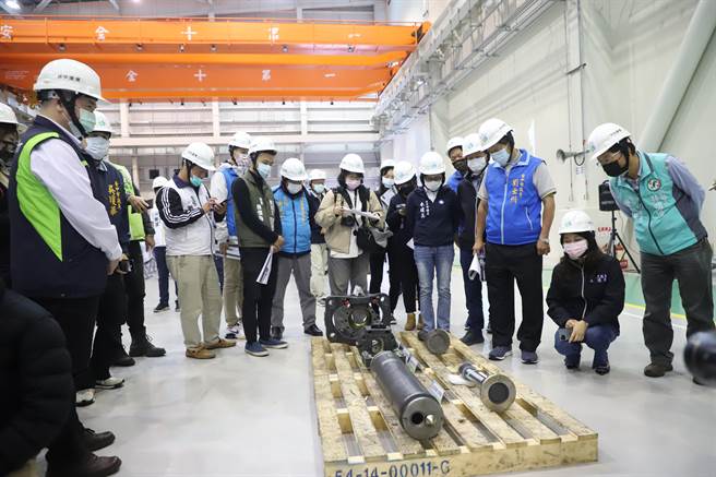 中捷公司向市議員等說明新舊軸心的差異。（陳世宗攝）