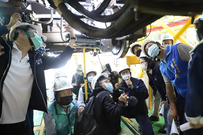 中捷公司將電聯車頂高，議員可了解新軸心安裝實況。（陳世宗攝）