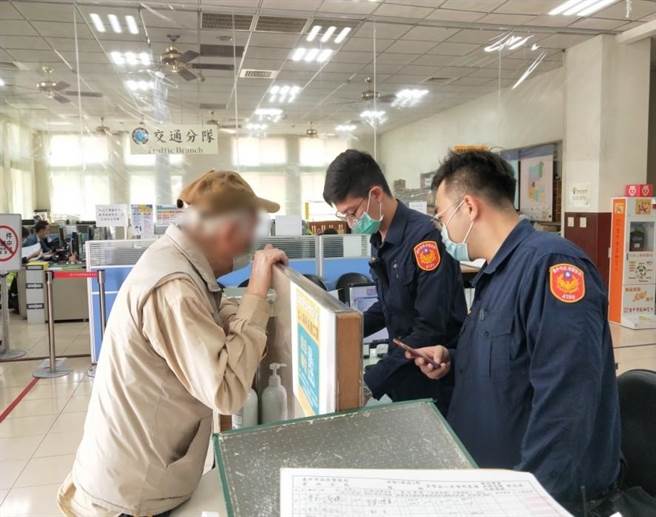 警方执勤时，一名计程车司机带着一位老爷爷进派出所，称老爷爷说要搭车回家，但叙述的地址反覆不清，只好将其载到派出所请警协助。（警方提供）