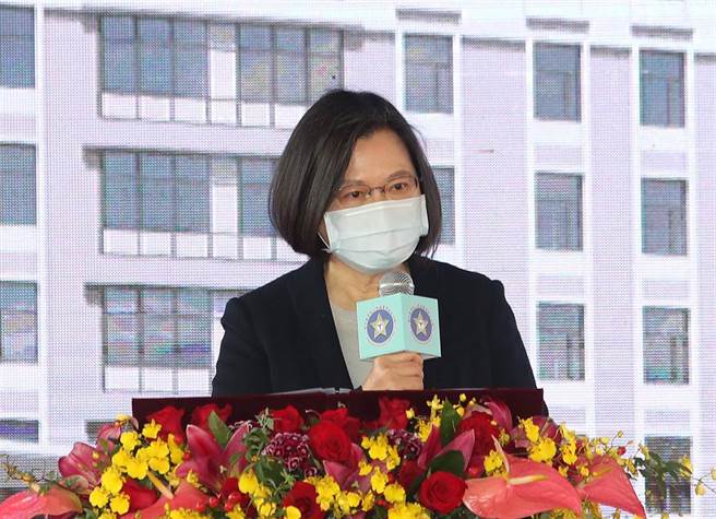 空军2架F-5E战机发生擦撞坠海意外，两名飞行员一死一失踪。蔡英文总统（图）23日出席「三军总医院松山分院航空医学大楼开工动土典礼」，致词时表示，已指示国防部务必要全力搜救，并厘清事故原因，她也要向殉职飞官的家属表达最沉痛的哀悼。（刘宗龙摄）