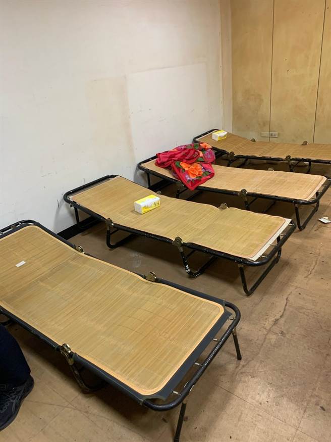 陈姓男子将店内布置四张躺椅供赌客休息。（姜霏翻摄）