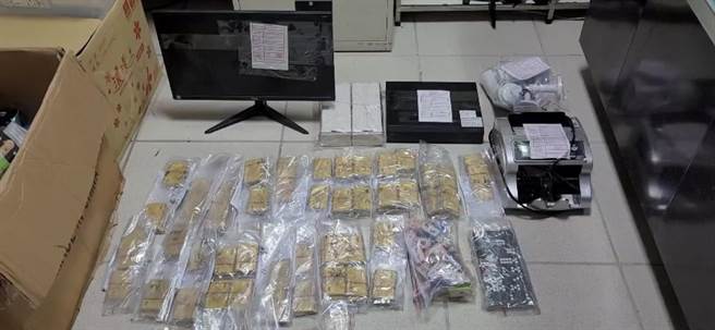 现场查获现场共查扣了赌具1副天九牌、50颗骰子、1台数钞机、1625张筹码及39万元现金。（姜霏翻摄）