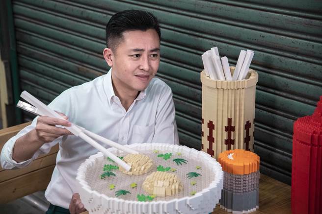 市长林智坚开箱「6倍大」的乐高版拟真摃丸汤。（罗浚滨摄）