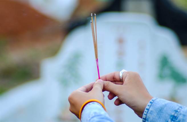郑仲茵分享朋友因为装潢杀价杀太凶，梳妆台被放进坟墓里的板子，导致新婚妻每晚做出奇怪的举动。(达志影像shutterstock提供)